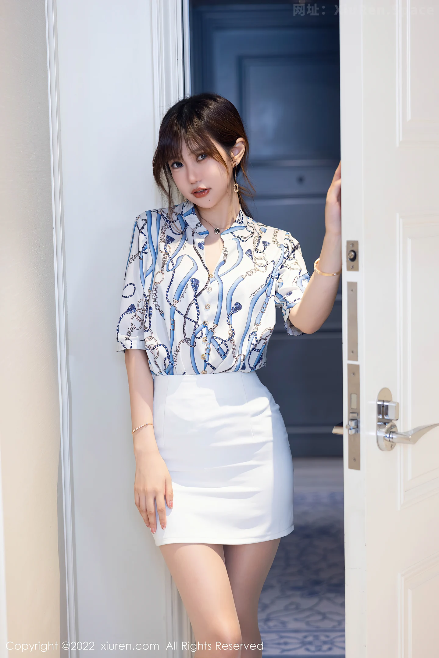 图片[4]-[XiuRen秀人网] VOL.5775 女神绮里嘉ula性感图案T恤配白色短裙露原色丝袜撩人诱惑写真102P-秀人网官方网站